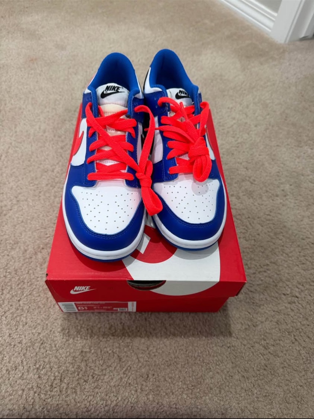 Nike Kids Low-Top Sneakers in White/Blue with neon Accents - Picture 2 of 3